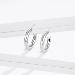 Créoles minimalistes en argent fin S925 en forme de C avec une finition polie lisse