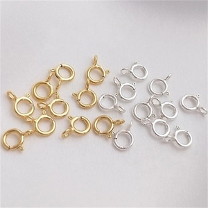 Dettaglio di chiusure ad anello a molla in argento sterling S925 in oro e argento