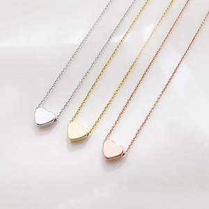 Dreifarbiges Set aus Herzanhängern in Silber, Gold und Roségold an feinen Ketten