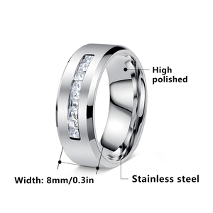 Bague neutre en acier inoxydable 8mm avec finition brossée et 9 zircons carrés sertis