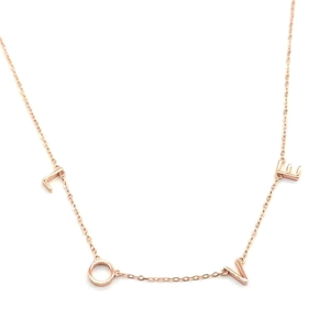 Détail du collier en argent S925 plaqué or rose avec pendentifs lettres LOVE