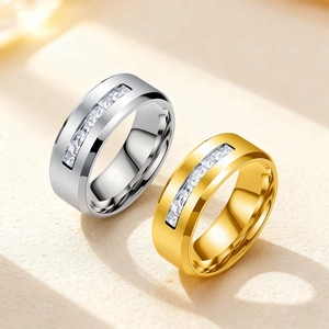 Bagues de couple 8mm en acier titane brossé avec pierres de zircone carrées