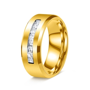 Détail de la bague en titane doré avec surface brossée et neuf pierres serties en rail