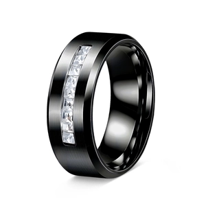 Détail de la bague en acier titane noir brossé de 8 mm avec oxydes de zirconium carrés incrustés