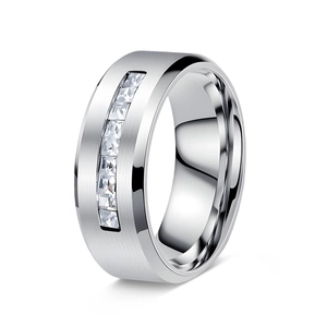 Vue détaillée d'une bague en acier titane de 8mm avec neuf zircons carrés incrustés