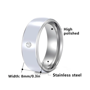 Bague en acier inoxydable poli de 8 mm pour homme avec zircone cubique incrustée