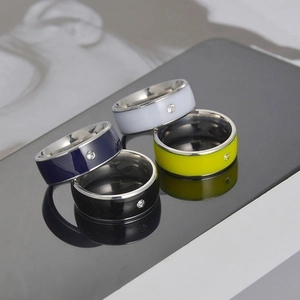 Ensemble de quatre bagues en acier de 8mm avec incrustation en émail et zircon blanc