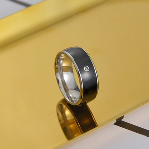 Détail de la bague 8mm en acier inoxydable noir et argent avec un cristal serti unique