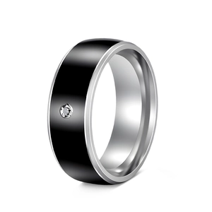 Détail d'une bague 8mm en acier inoxydable pour homme avec bande noire et zircon inséré