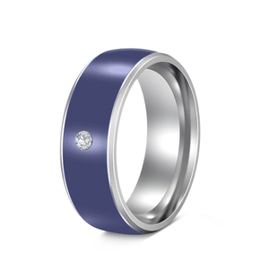 Détail de la bague en acier de 8mm avec émail bleu et incrustation de zircone