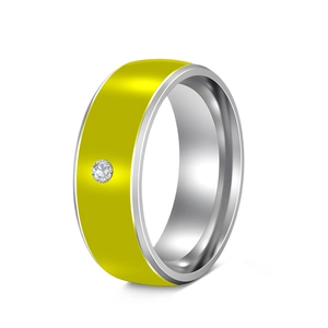 Détail de la bague en acier de 8mm avec finition émail jaune et un cristal central brillant