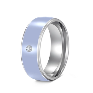 Détail d'une bague en acier de 8mm avec insert mat bleu clair et un oxyde de zirconium