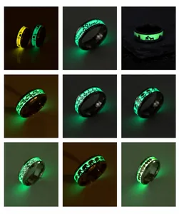 Bagues lumineuses en acier inoxydable avec notes de musique et divers motifs dans le noir