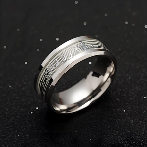 Bague en acier inoxydable avec motif de partition musicale lumineuse sur fond noir