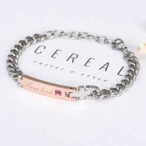 Bracelet de couple en acier titane avec gravure True Love et zircon rose sur fond blanc