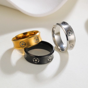 Anello a Fascia in Acciaio Inossidabile con Motivo Calcio per Uomo Donna Finitura Spazzolata Gioielli Sportivi Oro Argento Nero