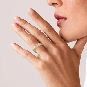 Bague élégante bicolore en acier inoxydable doré et argenté avec fini dépoli