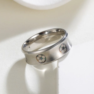 Anello da calcio in acciaio inossidabile spazzolato con motivo iridescente su base