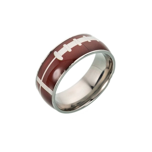 Dettaglio macro dell'anello football americano con trama in pelle marrone e cuciture bianche