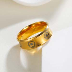Anello da calcio in oro lucido da uomo con incisioni dettagliate di palloni da calcio