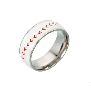 Dettaglio dell'anello stile baseball con superficie bianca e cuciture rosse su acciaio