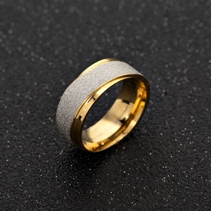 Bague en acier inoxydable doré avec centre givré argenté et bords polis pour hommes