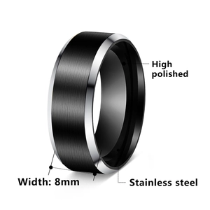 Détail d'une bague en acier inoxydable de 8mm avec finition brossée noire et bords polis