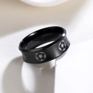Anello da uomo in acciaio inossidabile nero spazzolato con motivo a calcio inciso