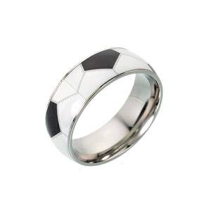 Dettaglio macro di un anello da calcio in acciaio inossidabile con motivi esagonali