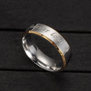 Makroansicht des zweifarbigen Edelstahlrings mit Forever Love Gravur und Herz-Symbol