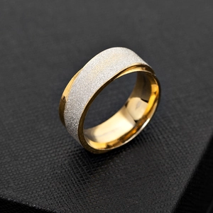 Bague minimaliste en acier inoxydable bicolore or et argent avec finition mate