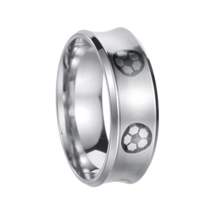 Macro dell'anello calcio argento con trama in metallo spazzolato e bordi lucidi