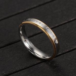 Makro-Detail der 'forever love' Gravur auf dem zweifarbigen Edelstahlring in Gold und Silber