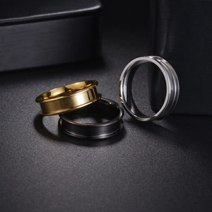 Detaillierte Makroaufnahme von DIY-Ringrohlingen in Gold, Schwarz und Silber-Edelstahl