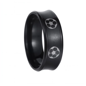 Dettaglio di anello in titanio nero opaco con motivi di palloni da calcio argentati su fascia