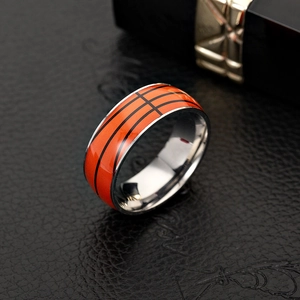 Anello sportivo creativo con trama da basket arancione in acciaio inossidabile lucido