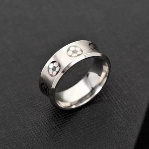 Dettaglio di un anello da calcio argento con motivi iridescenti e finitura in metallo spazzolato