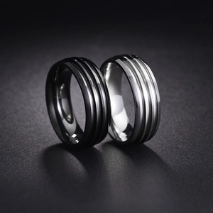 Makroaufnahme von 8mm Edelstahlringen mit Industrierillen und polierten Oberflächen