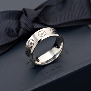 Dettaglio macro dell'anello da calcio argento con motivi colorati sulla confezione