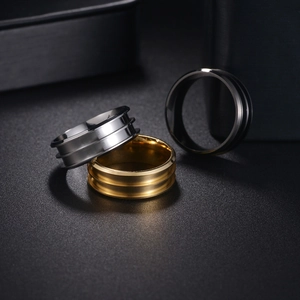Detailaufnahme von drei 304 Edelstahlringen mit Doppelrillen in Gold, Silber und Schwarz