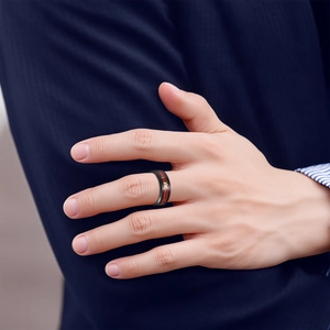 Détail d'une bague en titane pour homme avec fibre de carbone rouge et motif ECG