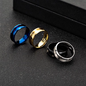 Poliertes Edelstahl-Ring-Set in Blau, Gold, Schwarz und Silber auf schwarzem Grund
