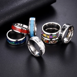 Bagues pour hommes en titane avec diverses pierres turquoise et opale sur fond noir