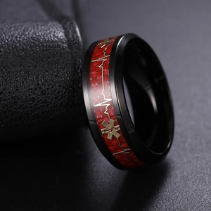Bague médicale en acier titane avec fibre de carbone rouge et ligne EKG dorée gravée