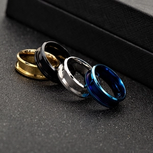 Makroaufnahme von 8mm Edelstahlringen mit gebürstetem Finish und Rille in vier verschiedenen Farben
