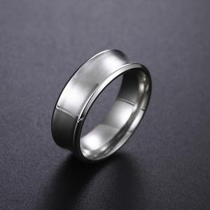 Macro de bague en titane argenté avec extérieur brossé et bande intérieure polie miroir