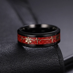 Bague homme en acier titane noir avec fibre de carbone rouge et motif ECG médical