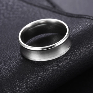 Bague concave minimaliste en titane argenté avec finition brossée et bords polis