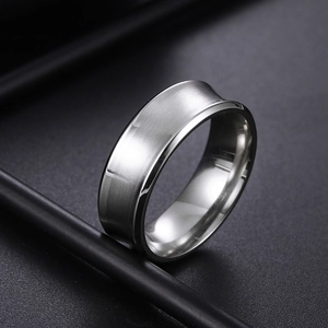 Bague large pour homme en acier titane avec surface brossée et design industriel