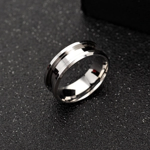 Detail eines 304 Edelstahlrings mit tiefer Mittelrille und spiegelpolierten Kanten